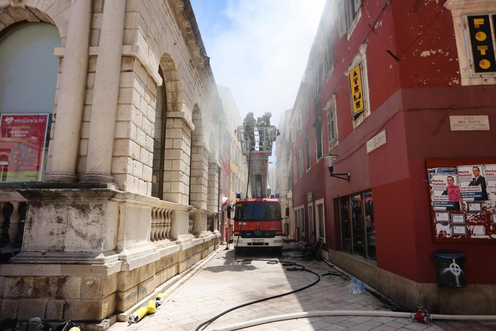 15.06.2021.Zadar- U centru Zadra izbio je pozar u stanu na drugom katu.Vatrogasci su na terenu
 Photo: Marko Dimic/PIXSELL