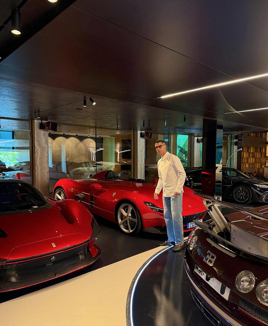 Navodno je "CR7" za njega izdvojio oko 9,9 milijuna dolara (8 milijuna franaka); također posjeduje Bugatti Chiron i Bugatti Veyron. U njegovoj je kolekciji dobro zastupljena i slavna talijanska marka Ferrari. Među njegovim najpoznatijim vozilima ističu se Ferrari 599 GTO, Ferrari 599 GTB Fiorano i Ferrari F430. U međuvremenu su se garaži pridružili i drugi posebni modeli, poput Ferrarija Monza SP1 i Ferrarija Daytona SP3. 
