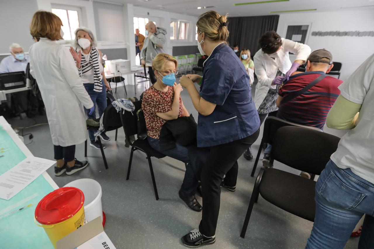 Zagreb: Započelo je cijepljenje građana protiv gripe