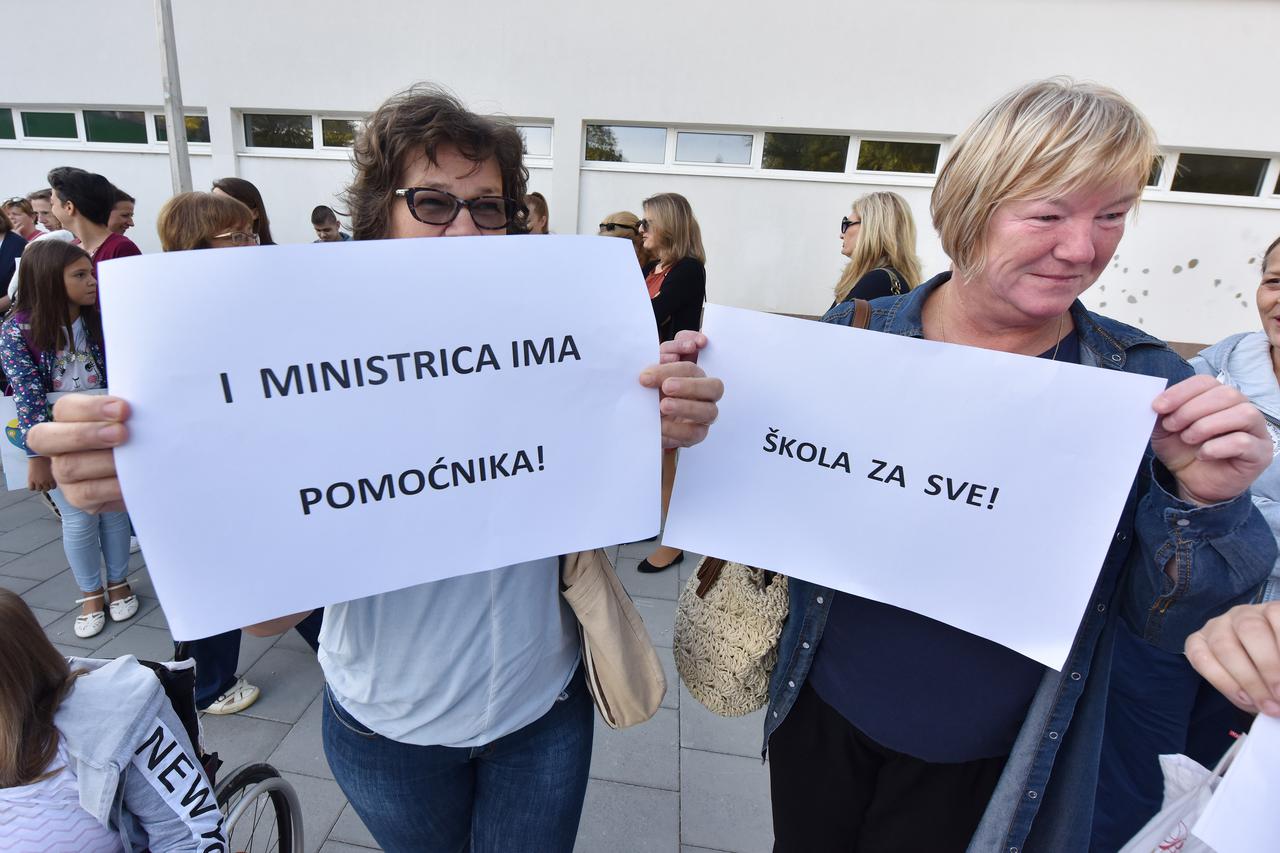 Knin: Prosvjed zbog ne rješavanja statusa pomoćnika u nastavi
