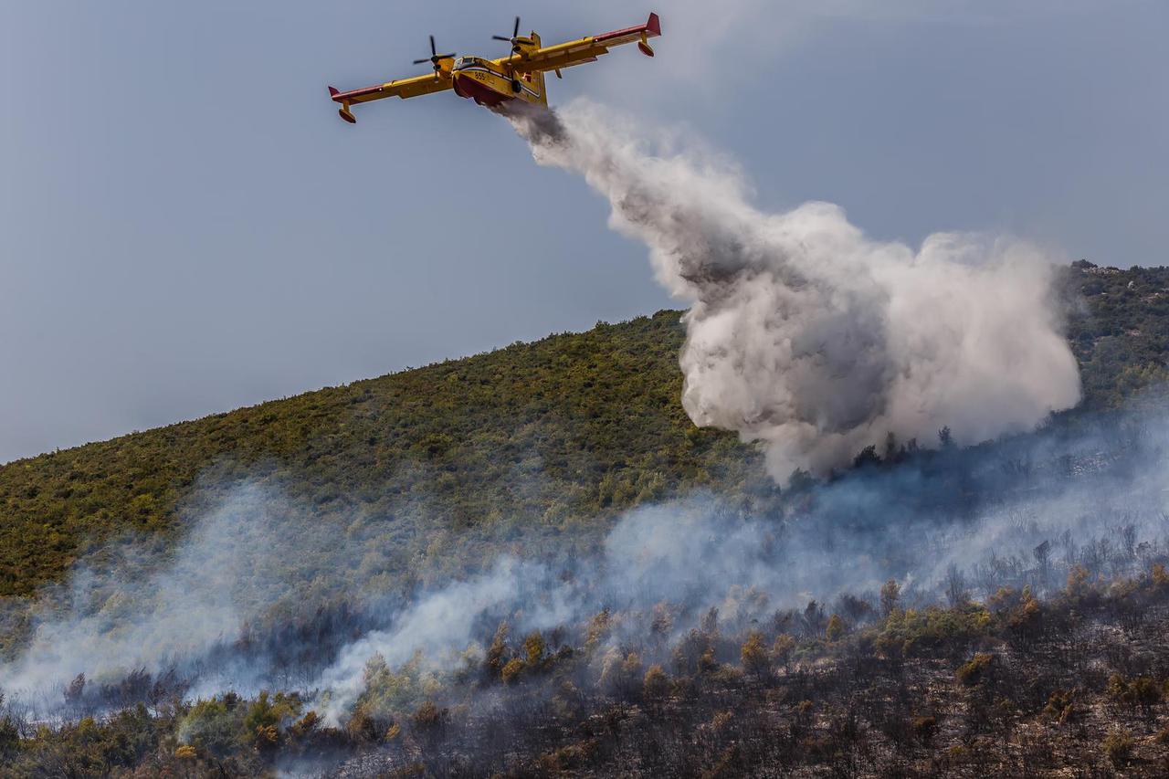 U Kaštelima u par minuta buknulo najmanje 5 požara, pozvani i kanaderi