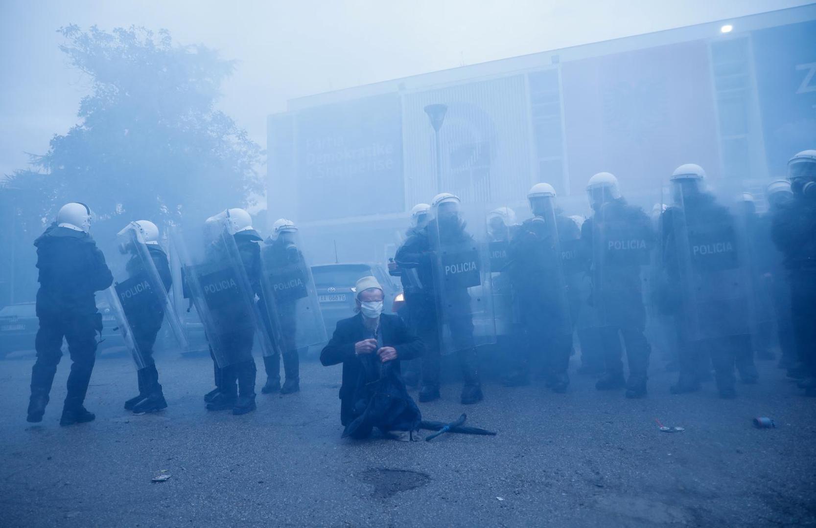 Police officers stand guard as protesters attack the headquarters of the Democratic Party in Tirana, Albania, January 8, 2022. REUTERS/Florion Goga Photo: Florion Goga/REUTERS