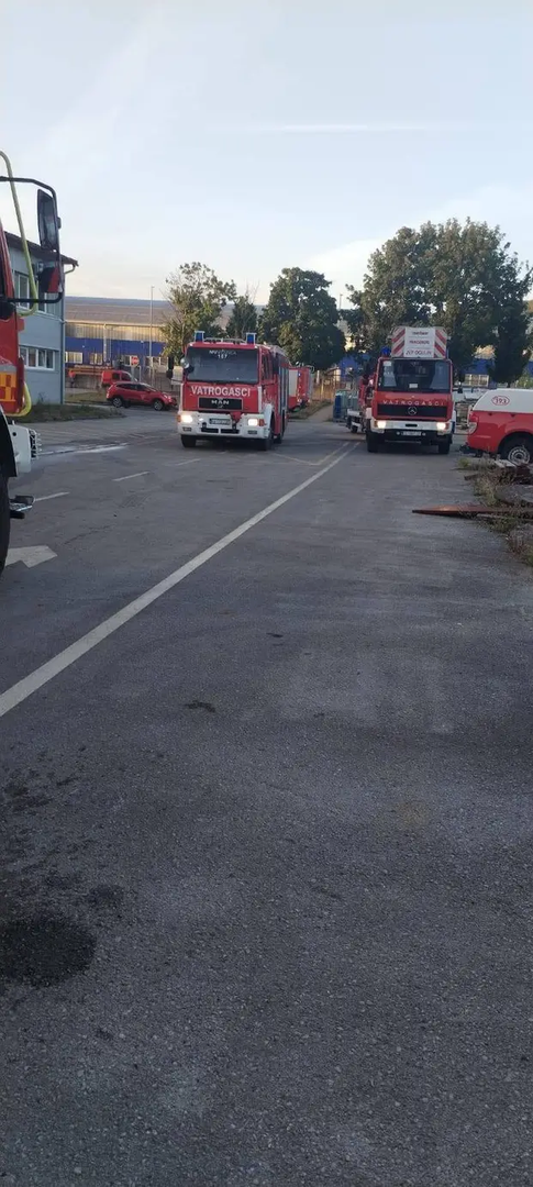 Prema informacijama Radio Mrežnice, vatra je izbila u objektu tvrtke Nova Chem, a potom se proširila na susjedno skladište tvrtke Gavranović.