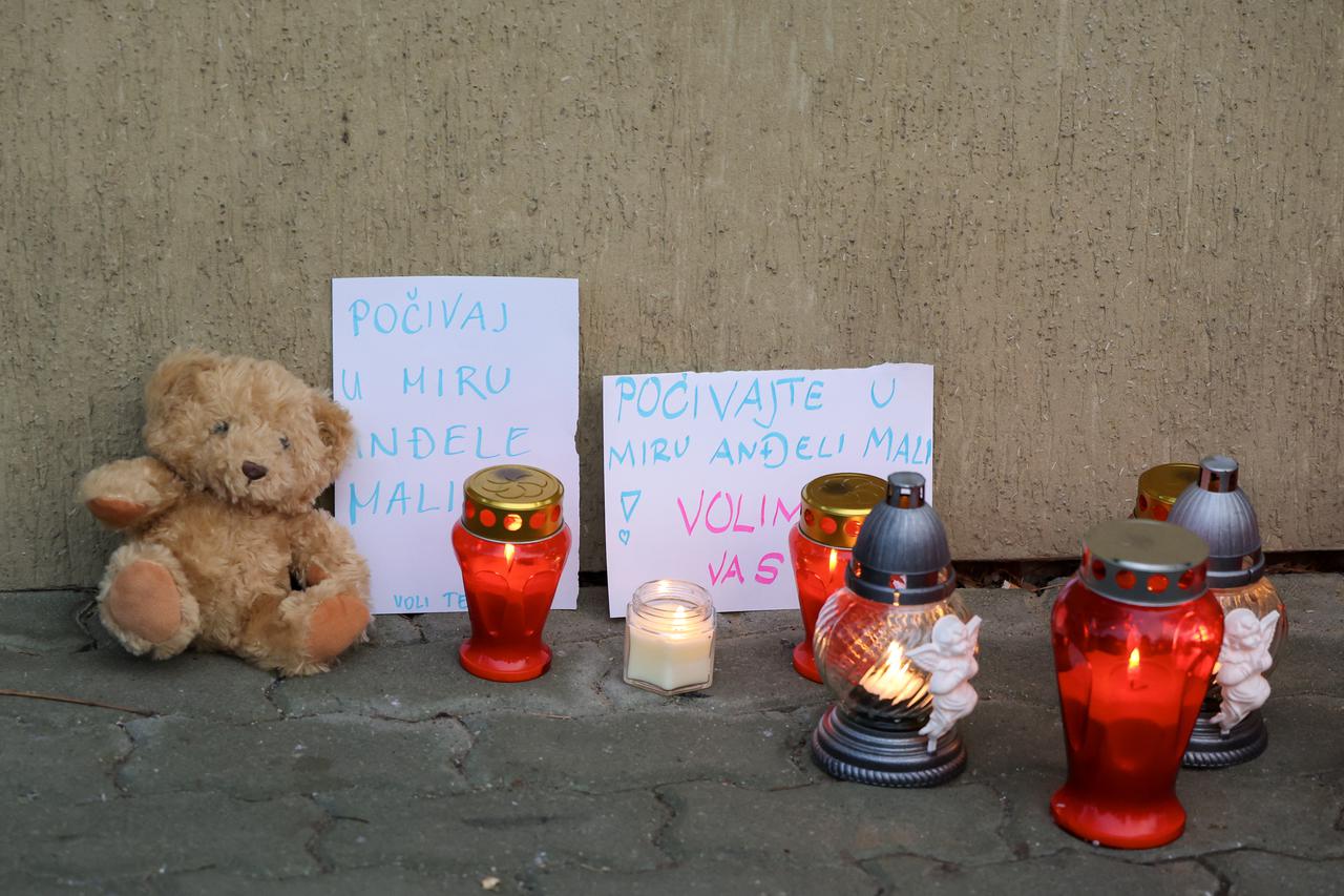 Zagreb: Građani pale svijeće i ostavljaju cvijeće ispred mjesnog odbora Prečko