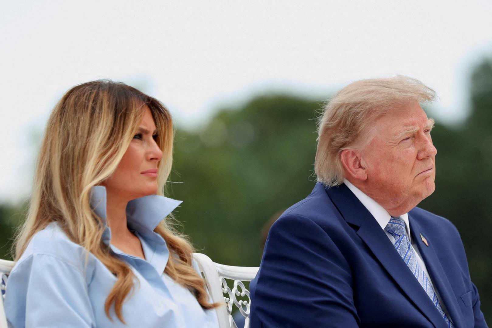 Nakon više od mjesec dana izbivanja iz javnosti, Melania Trump ponovno se pojavila uz supruga Donalda Trumpa, a jedan naizgled običan detalj odmah je privukao pozornost američkih medija. 