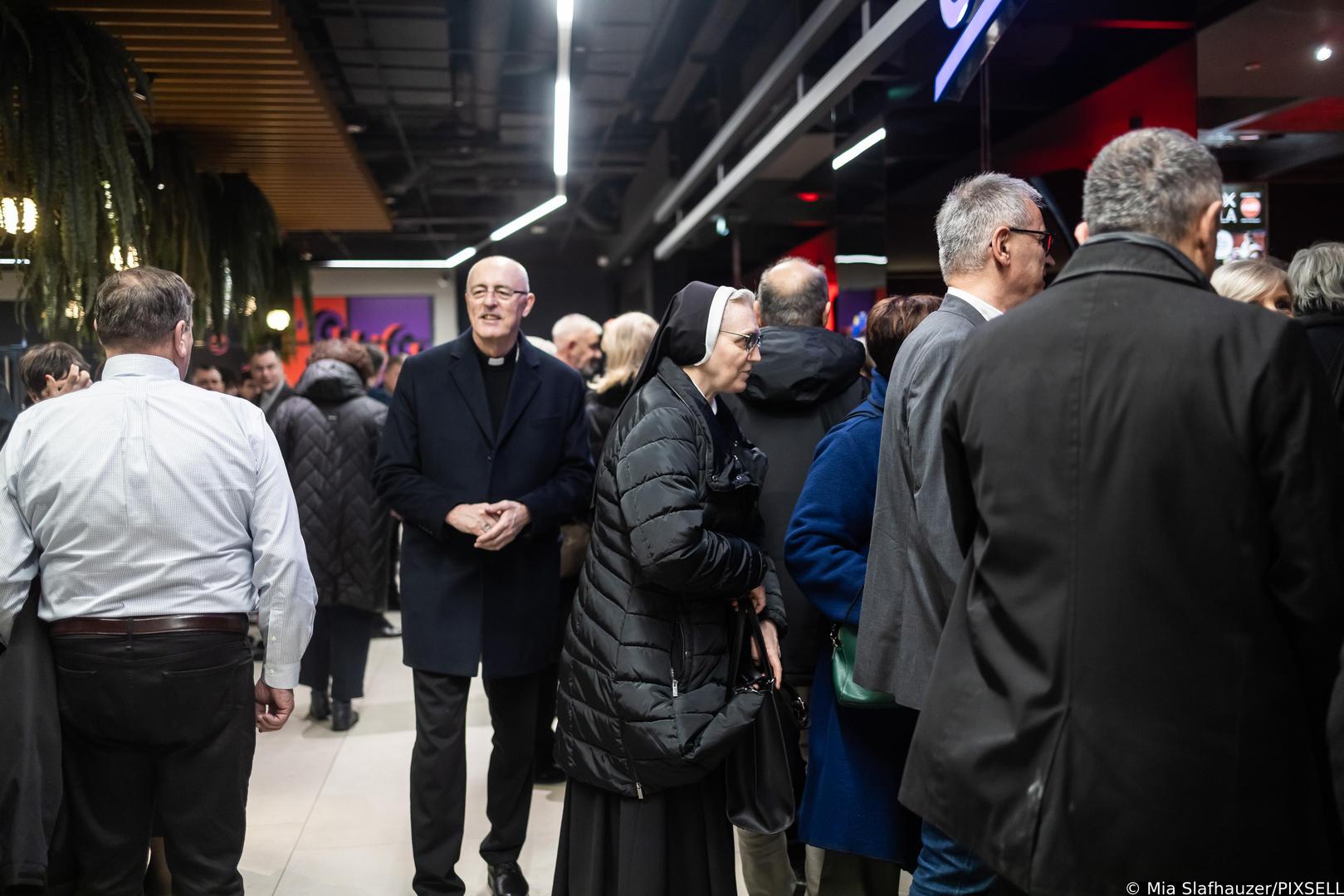 U filmu je uživao i apostolski nuncij Giorgio Lingua.