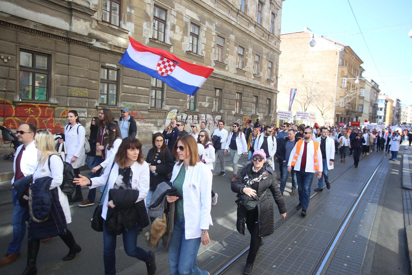 18.03.2023., Zagreb - Pod sloganom "SOS za zdravstvo", pet krovnih lijecnickih udruga organiziralo je veliki prosvjed na Trgu sv. Marka kojim su iskazali nezadovoljstvo svojim statusom, placama, ali i cjelokupnim stanjem u zdravstvenom sustavu.  Photo: Lovro Domitrovic/PIXSELL