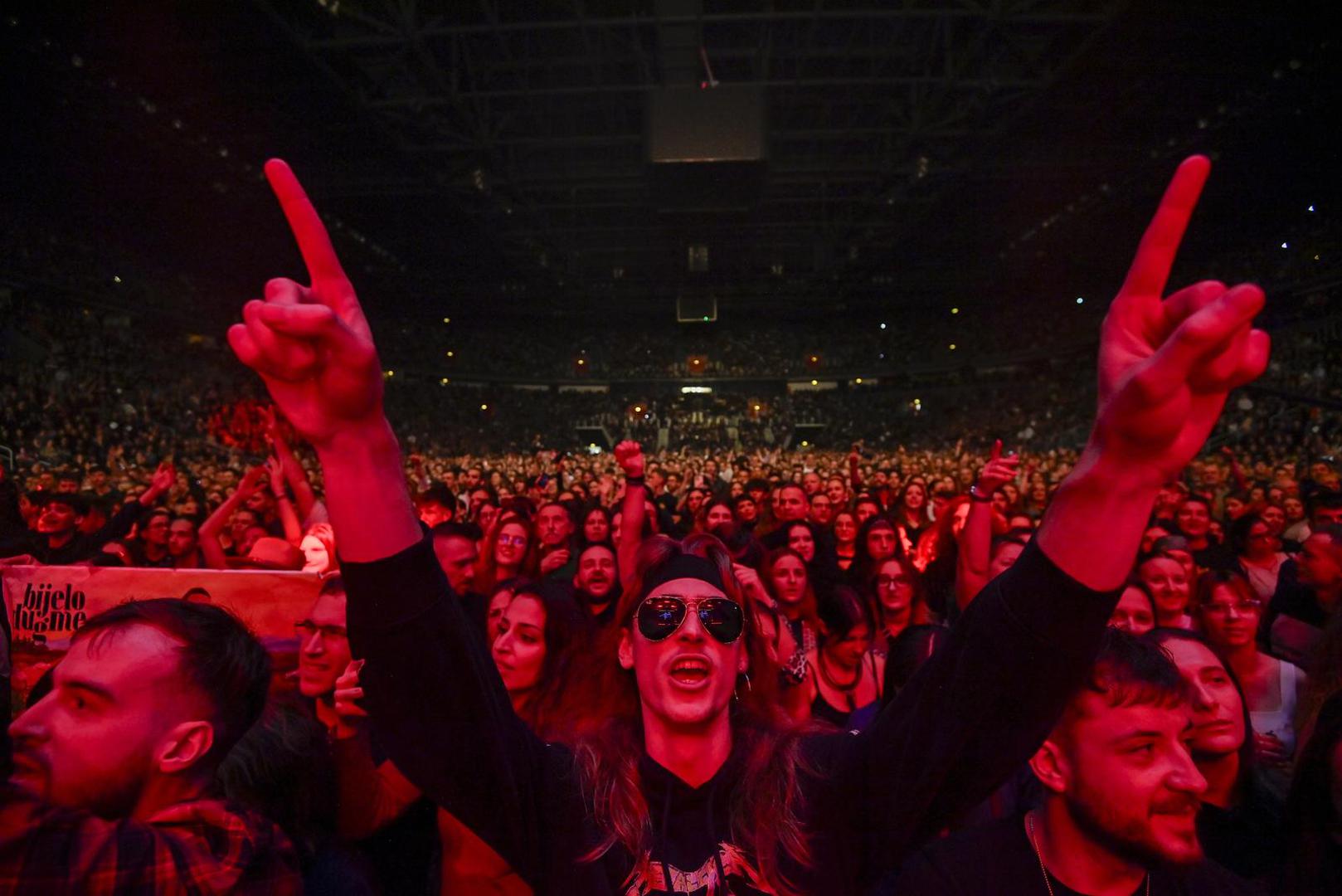 Tijekom koncerta redali su se hitovi iz svih perioda njihove karijere poput "Ipak, poželim neko pismo", "Lipe cvatu", "Tako ti je mala moja kad ljubi Bosanac", "Na zadnjem sjedištu moga auta", "Ne spavaj mala moja muzika dok svira" i druge. A kako je bilo druge večeri, pogledajte u galeriji.