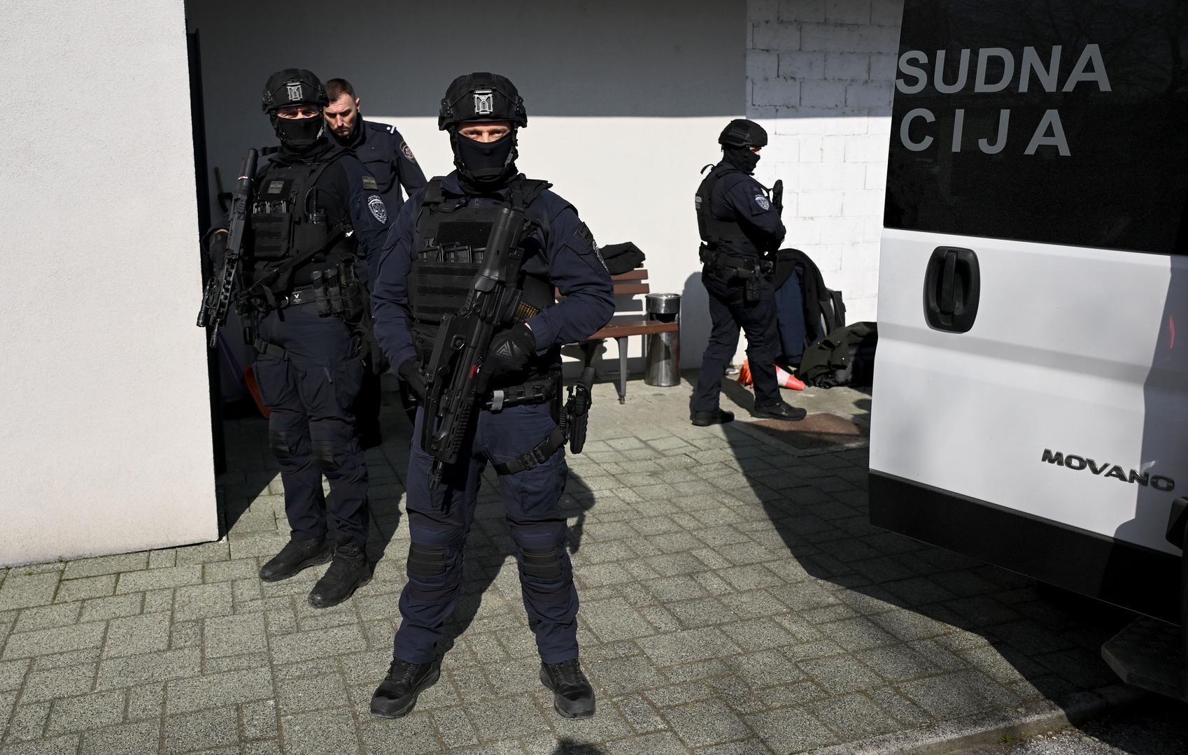 Tereti ga se da je od listopada do prosinca 2021. godine, tijekom izdržavanja kazne u Kaznionici u Lepoglavi, u više navrata od drugog zatvorenika tražio da po izlasku na slobodu pronađe i otme osobe koje su svjedočile protiv njega te ih usmrti. Prema optužnici, navodno je zatražio i da na računalo jedne osobe presnimi program s nezakonitim sadržajem.