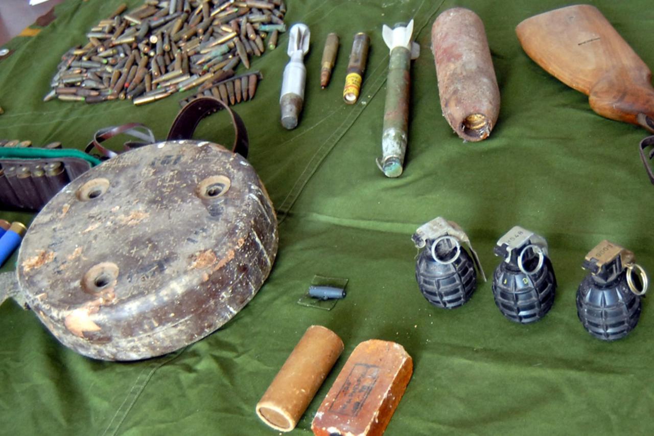 'slavonija-05.05.10-slavonski brod -hrvatska -  rn:bombe--brodjanin bernard kramaric uredjujuci buduci cvijetnjak u svom dvoristu pronasao bombe, eksploziv i druge uboite naprave Photo: Ivica Galovic/