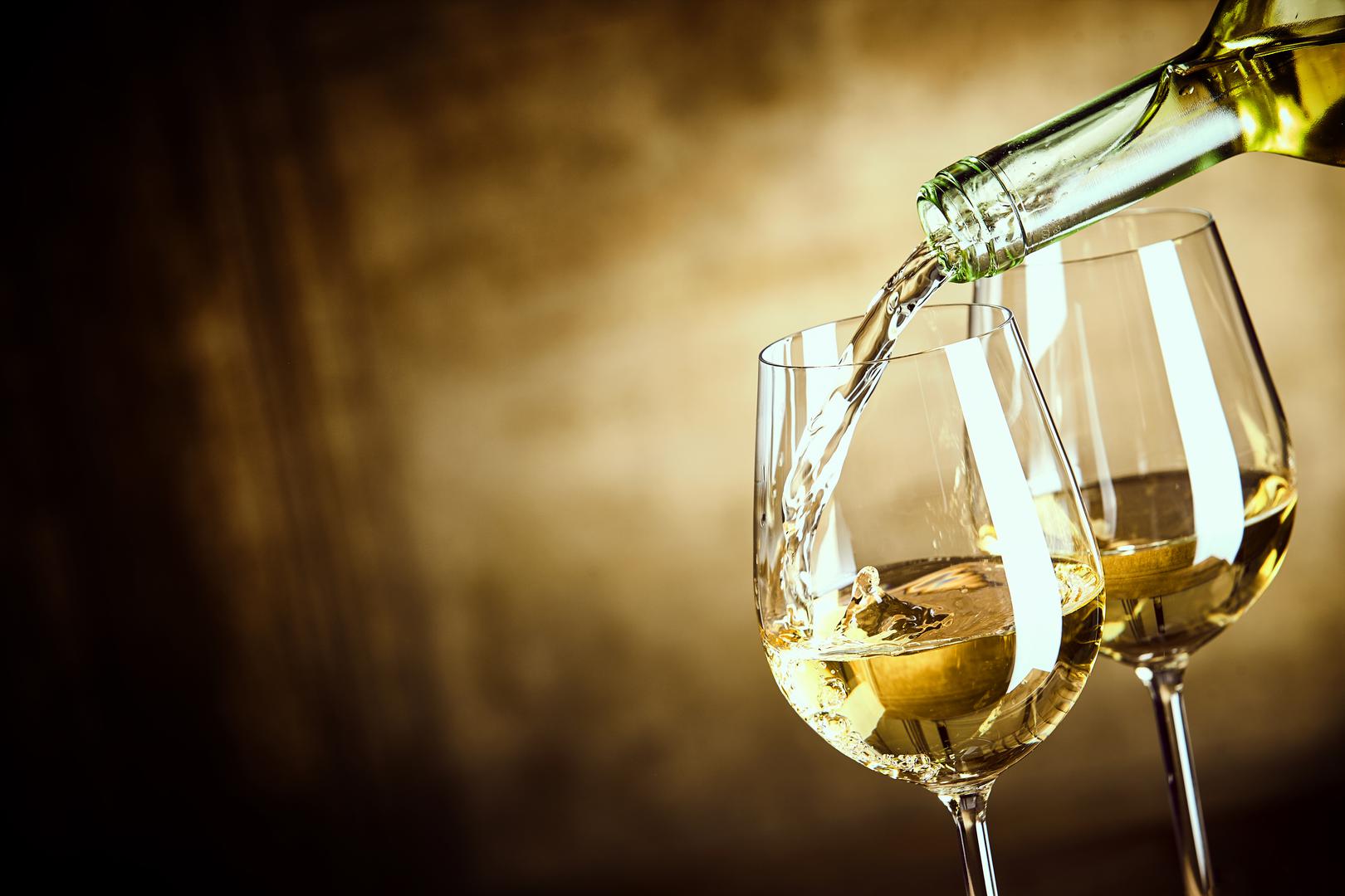 2. Bijelo vino: Druga situacija kada ne biste trebali odmah prati zube je nakon čaše bijelog vina, kaže Chung. Osim kiselkastog okusa koji bi ostavilo u ustima, stomatolog upozorava da kiselost napitka može oštetiti vašu caklinu pod oštrim trljanjem četkice za zube. 'Ljudi ne vjeruju u to, ali bijelo vino može biti jednako loše za zube kao i crno vino', napominje u videu, 'Dakle, ako popijete čašu bijelog vina, nemojte prati zube odmah nakon toga zbog kiselosti. Također, vaša je caklina mekša, pa ćete je oštetiti'.