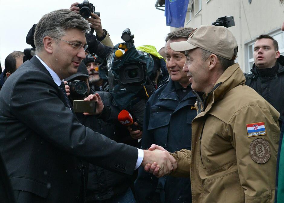 Premijer Plenković i ministri u Jasenovcu