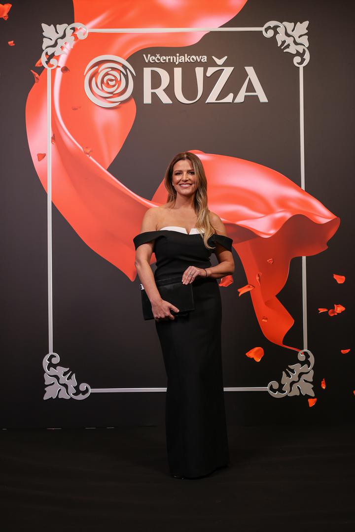 Voditeljica Antonija Blaće dobila je zanimljivo pitanje ispod jedne od svojih nedavnih Instagram objava na kojima je vidljivo da je u zadnje vrijeme izgubila nekoliko kilograma.