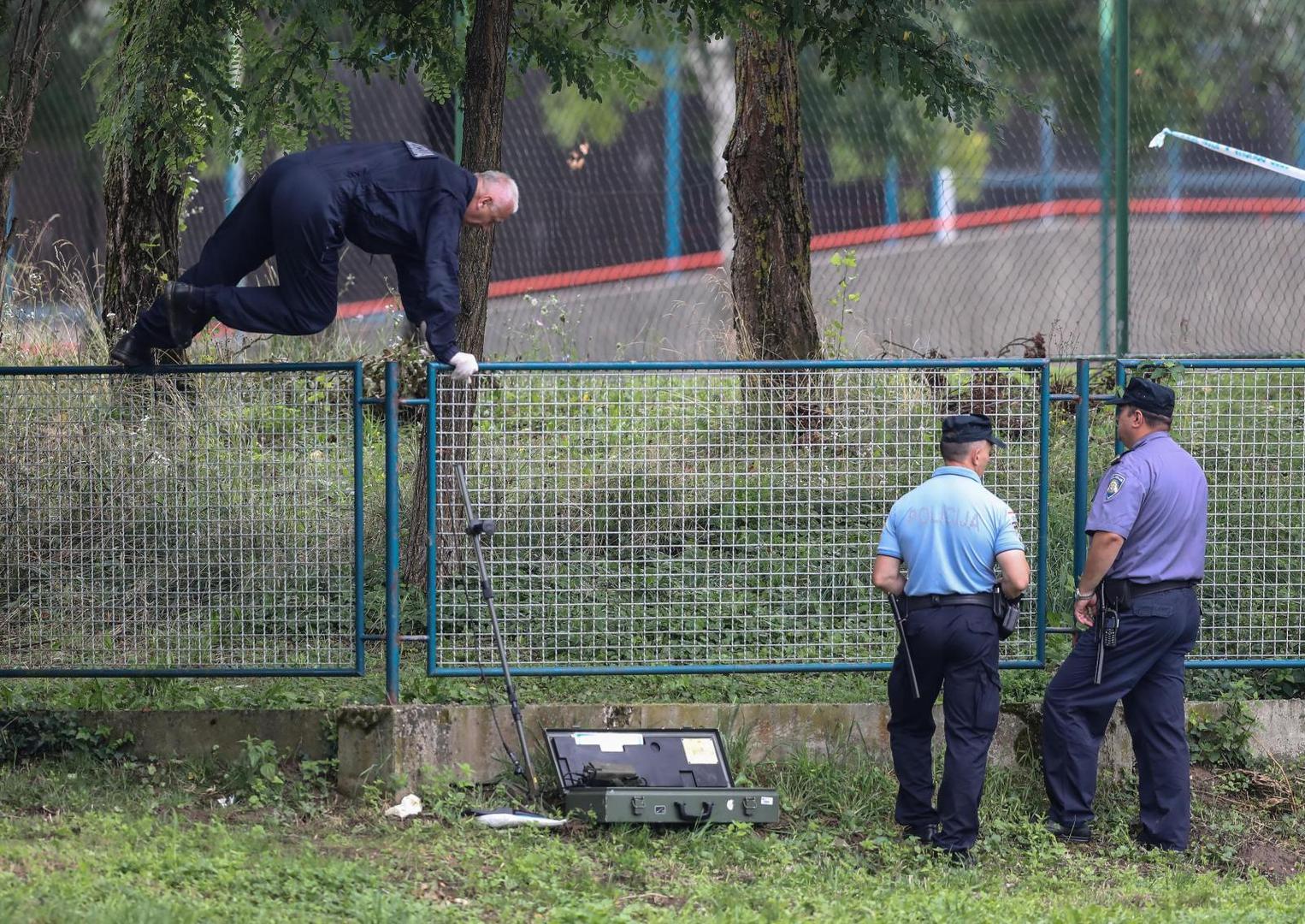 Pored jezera u Brezovi pogrebna služba odnosi tijelo ubojice s Kajzerice koji je jučer počinio samoubojstvo. 