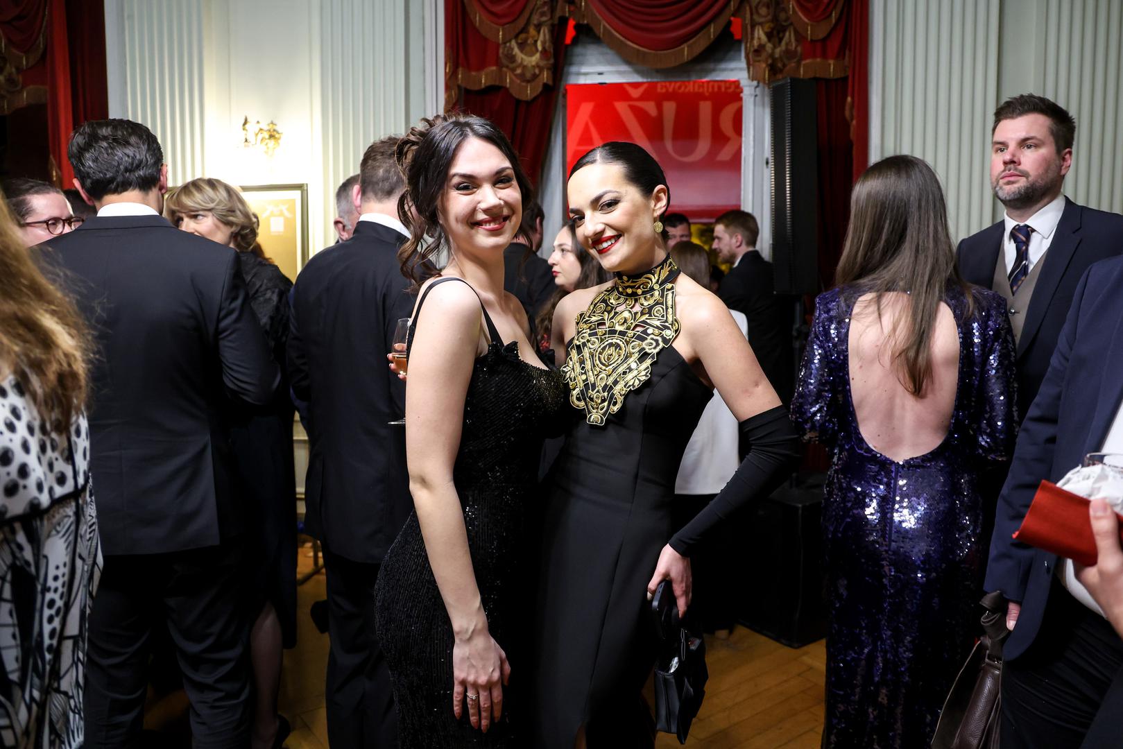 No, prava čarolija za mnoge počinje tek kada se svjetla pozornice ugase. Upravo tada, nakon službene ceremonije, otvaraju se vrata ekskluzivnih tuluma koji su s godinama postali jednako legendarni kao i sama nagrada – mjesta na kojima se slavi, druži i, kako mnogi tvrde, rađaju nove prilike.