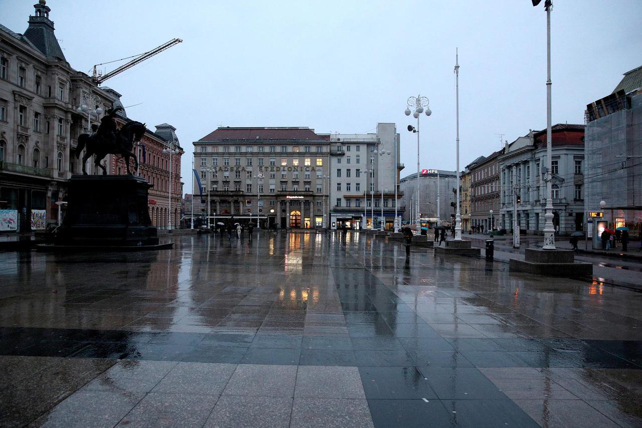 Zagreb: U mračno jutro Trg osvjetljavaju samo izlozi i prozori tramvaja