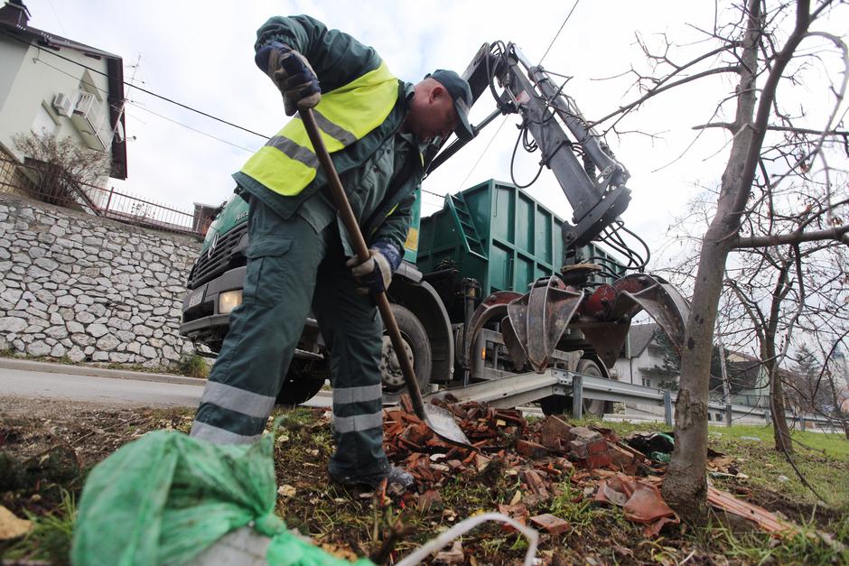 02.12.2013., Zagreb - Radnici Cistoce uklanjaju glomazni otpad ostavljen na ulici u Vrapcanskoj ulici, u naselju Gornje Vrapce. Odlukom Ministarstva Zastite okolisa izdano je rjesenje o zabrani odlaganja glomaznog otpada na deponiju Jakusevec.  Photo: Zel