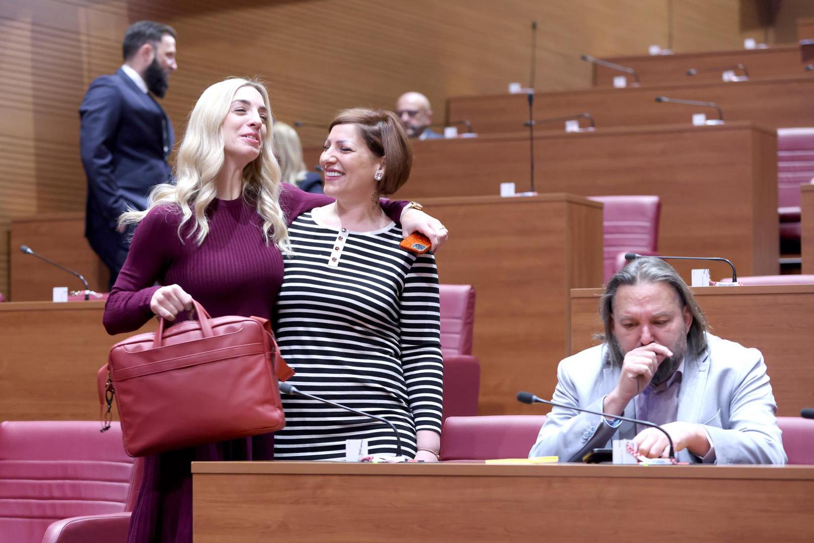 Podsjetimo, Sanja Radolović je od ove godine u trećem uzastopnom zastupničkom mandatu u Hrvatskom saboru. Mlada je uzdanica SDP-a koja je posebno ulaskom u drugi krug lokalnih izbora za mjesto istarske županice, svakako podigla i rejting SDP-a u Istri i na nacionalnom nivou.  Diplomirala je 2012. godine i doktorirala 2016. godine na Fakultetu ekonomije i turizma Sveučilišta Jurja Dobrile u Puli.  Od 2016. godine radi kao voditeljica Službe za prostorni razvoj, investicije i investicijsko održavanje Sveučilišta Jurja Dobrile u Puli.