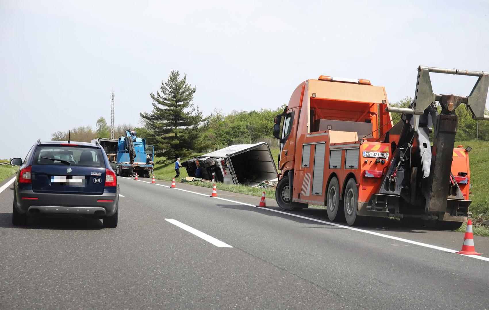 U tunelu Sveti Rok u smjeru Zagreba ranije danas došlo je do kvara vozila zbog čega se promet vodio jednom prometnom trakom uz ograničenje brzine od 40 km/h, prenosi 24sata.

