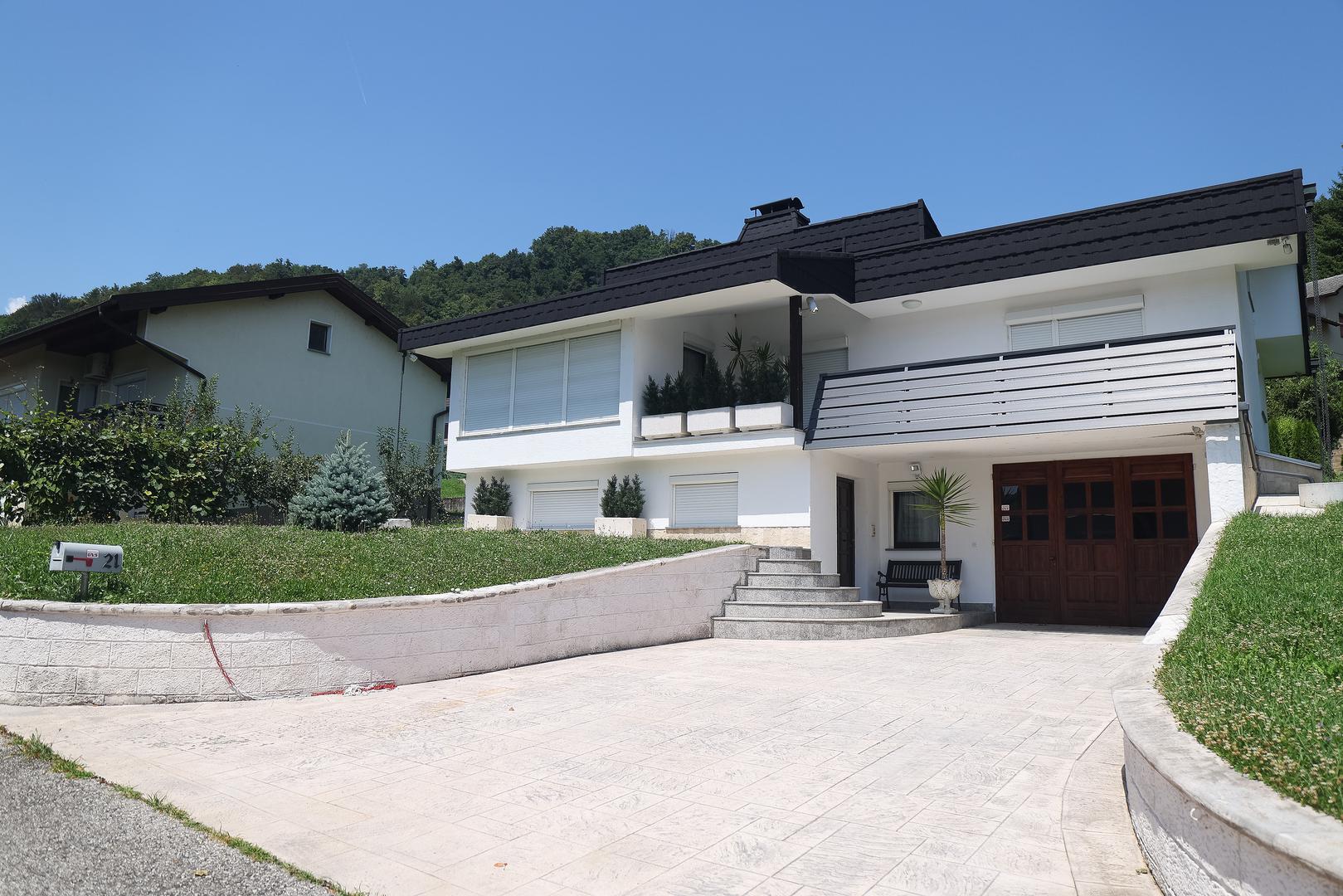 Ovo je Melanijina obiteljska kuća u Sevnici. I njezini roditelji majka Amalija koja je radila kao krojačica za modnu tvrtku i otac Viktor koji je radio kao prodavač autodijelova odselili su najprije u Ljubljanu, a kasnije u Ameriku.