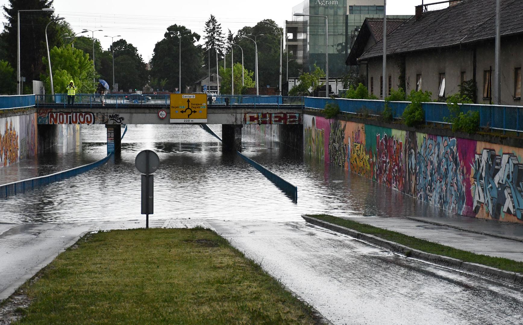 Snažno nevrijeme praćeno tučom i velikom količinom kiše koje je zadesilo Slavonski Brod danas popodne poplavilo je podvožnjake i gradske prometnice.