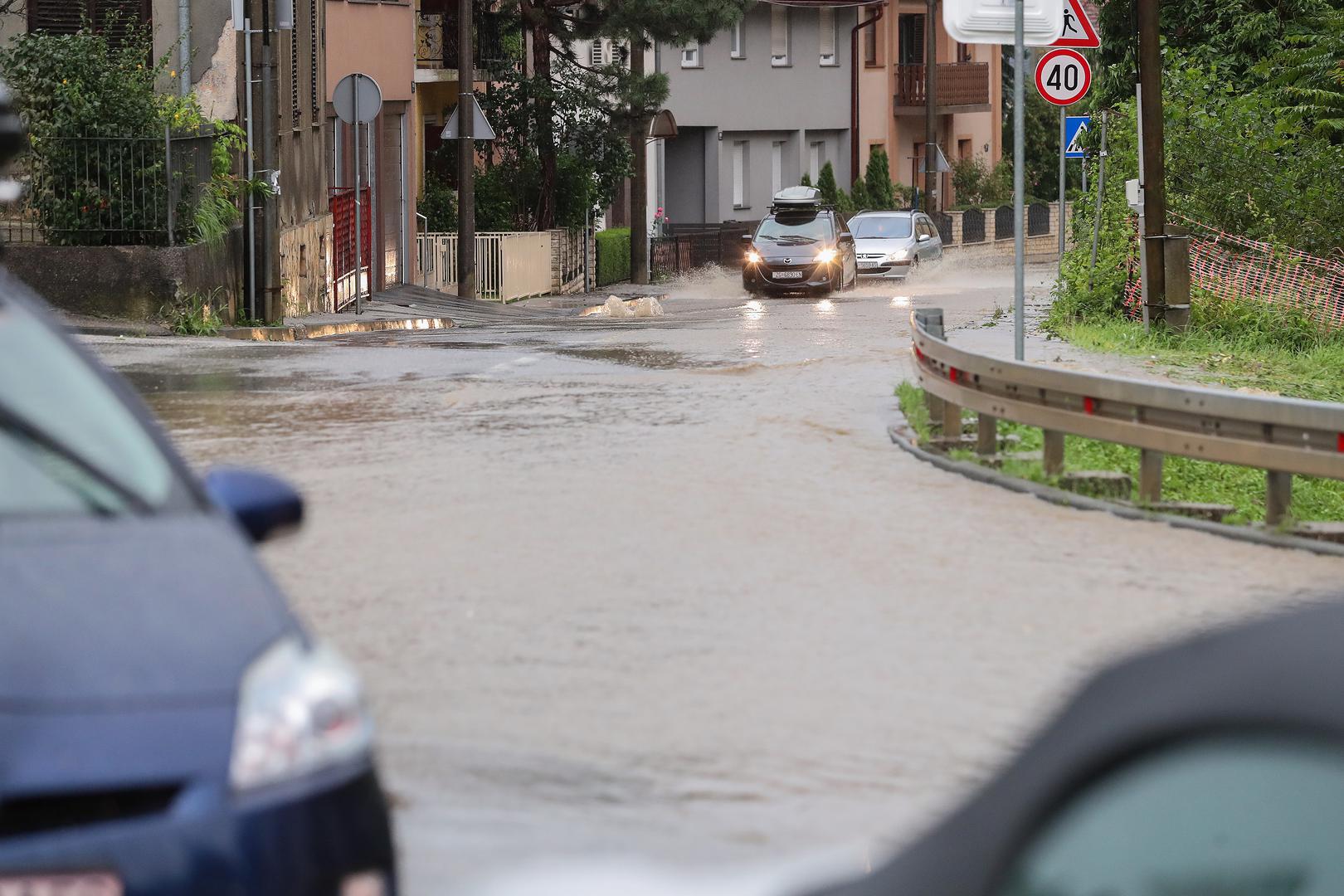 26.07.2020., Zagreb - Jako nevrijeme s kisom i tucom pogodilo je Crnomerec te je u ulici Fraterscica uzrokovalo vodenu bujicu i pucanje asfalta.  Photo: Luka Stanzl/PIXSELL