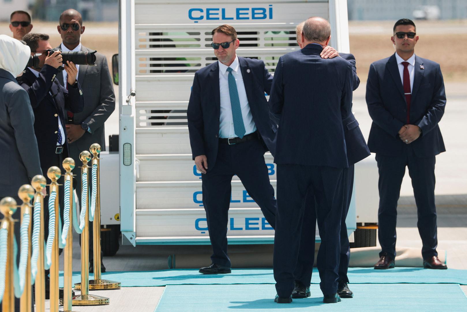 Njegov zrakoplov sletio je u zračnu luku Esenboğa, a za razliku od većine drugih čelnika, na pisti ga je osobno dočekao domaćin summita, turski predsjednik Recep Tayyip Erdoğan.