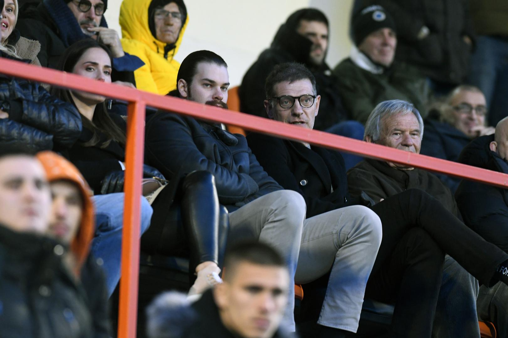 Leo njeguje rokerski imidž baš kao i njegov otac, koji je svirao gitaru u grupama Newera i Rawbau. 