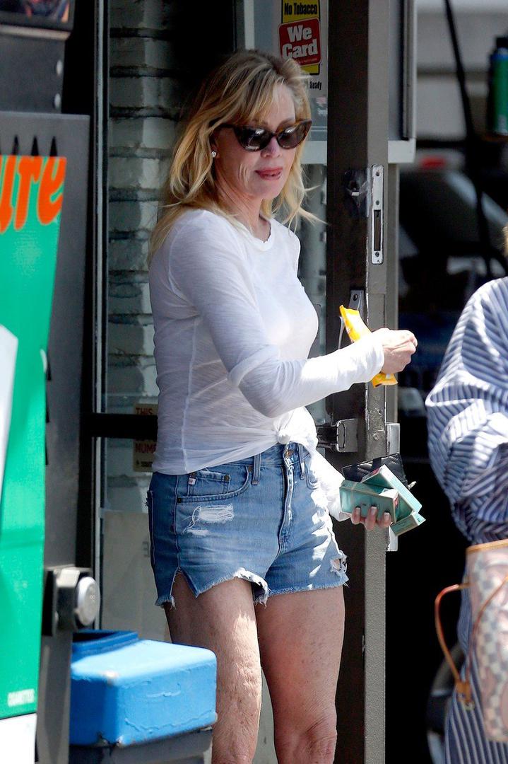 Za odlazak u kupovinu u Los Angelesu glumica je odabrala običnu bijelu majicu i kratke jeans hlače