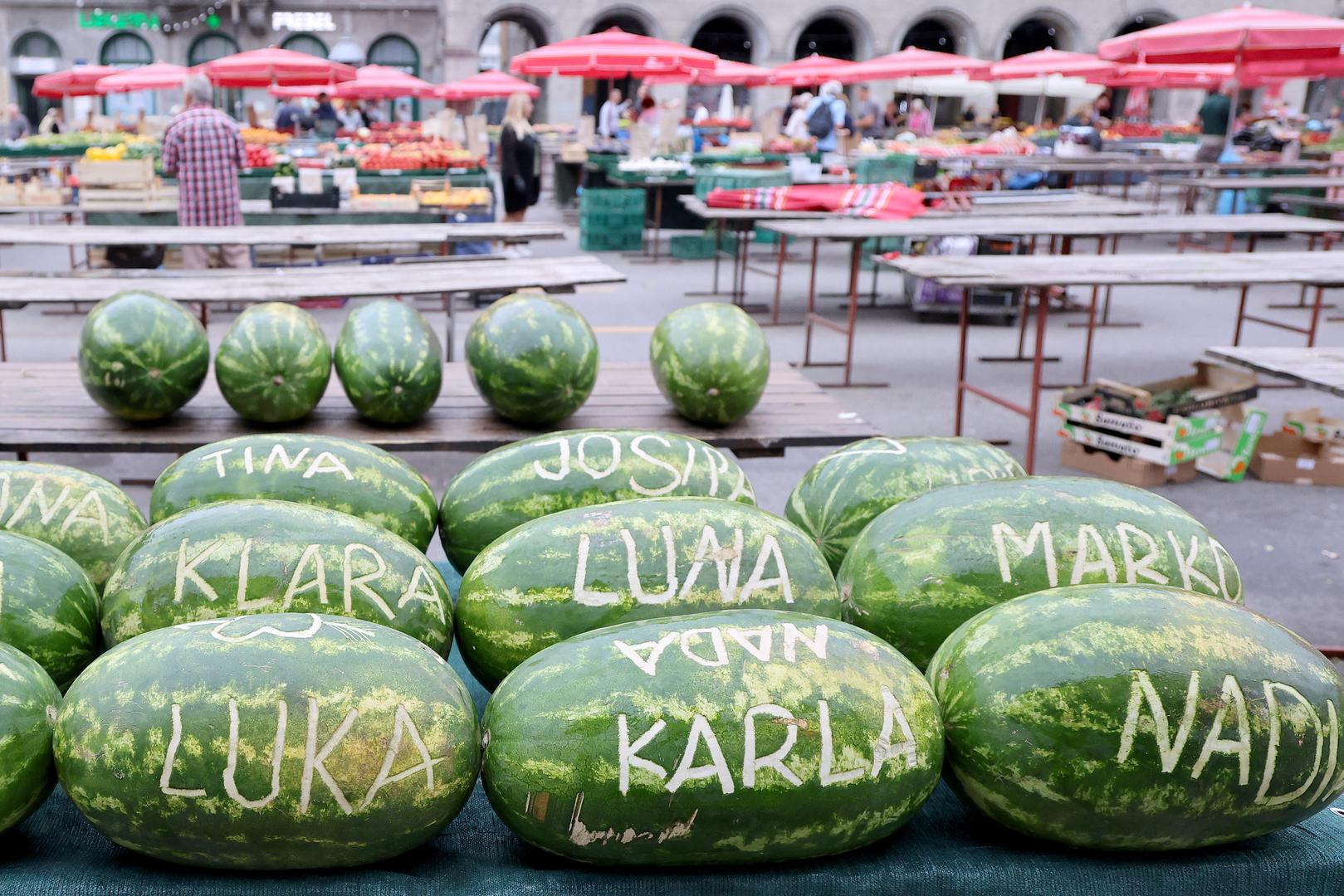 Na štandu u središtu plača crveno-zelene kraljice ljeta nude se u pomalo neočekivanom izdanju: na kori je ispisana imena.