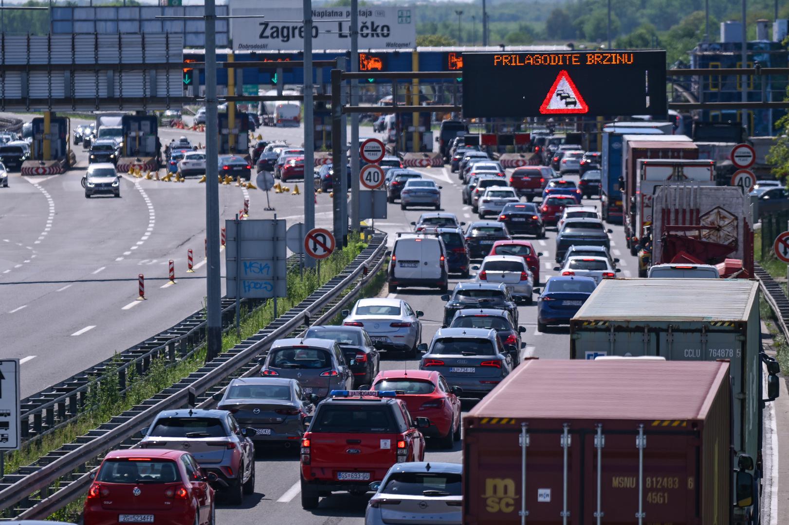 S druge strane, nedjelja donosi pojačan povratak prema unutrašnjosti, osobito u poslijepodnevnim i večernjim satima, pri čemu se izdvajaju dionice autoceste A1 između Bosiljeva i Karlovca kao potencijalna uska grla s mogućim zastojima.