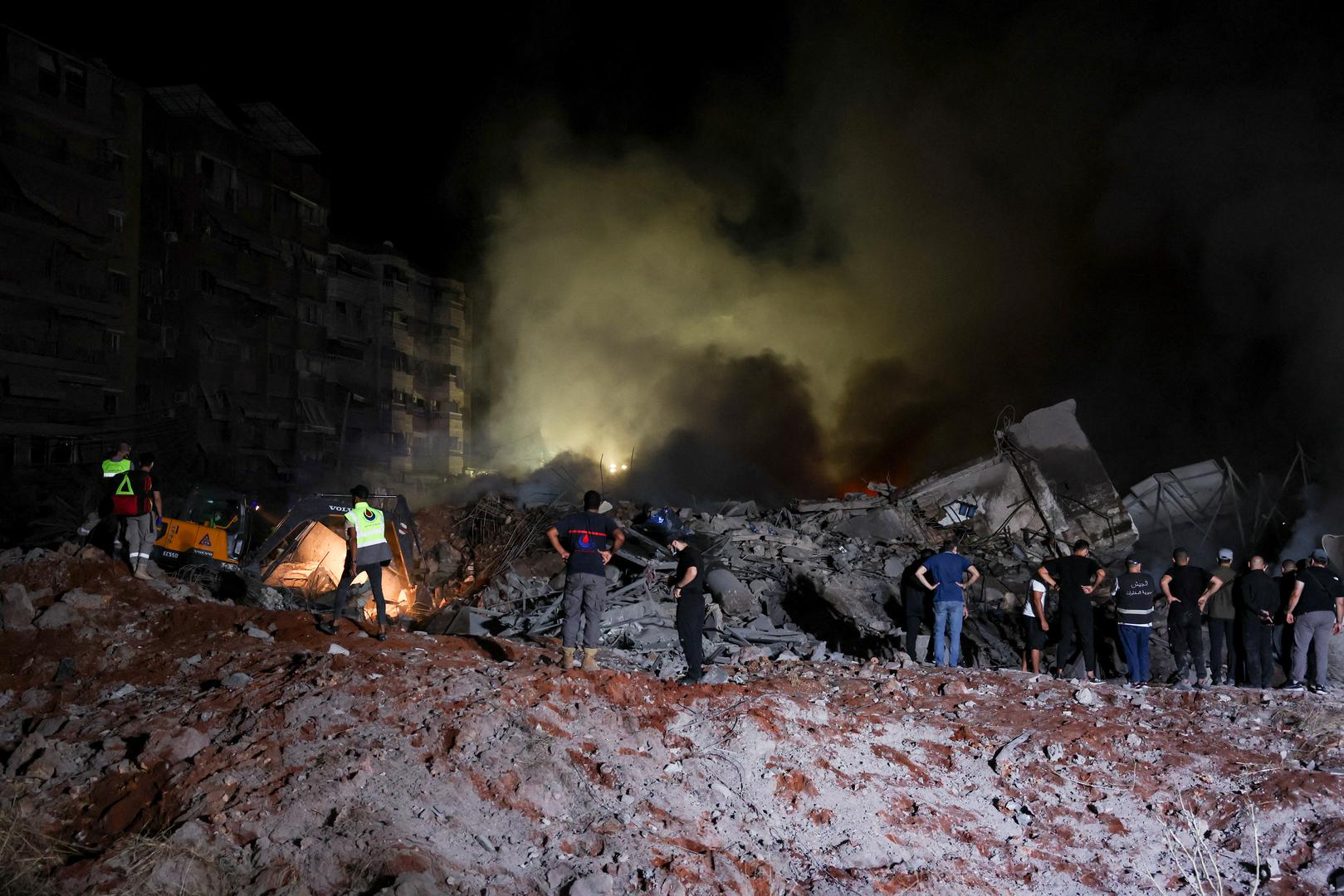People inspect damage at the site of an Israeli strike, amid ongoing hostilities between Hezbollah and Israeli forces, in Beirut's southern suburbs, Lebanon September 27, 2024. REUTERS/Emilie Madi Photo: EMILIE MADI/REUTERS