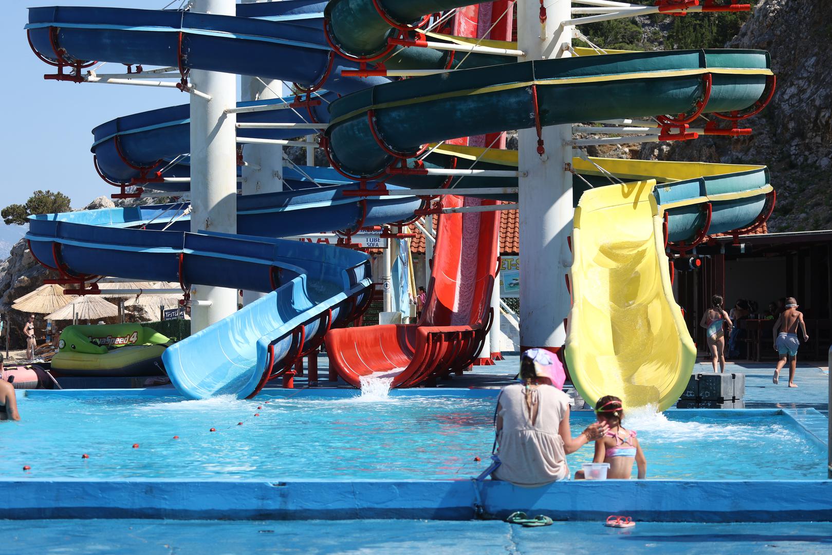 U intervenciji na Rabu su sudjelovali i vatrogasci koji su s tri vozila osigurali sletno mjesto za helikopter. 