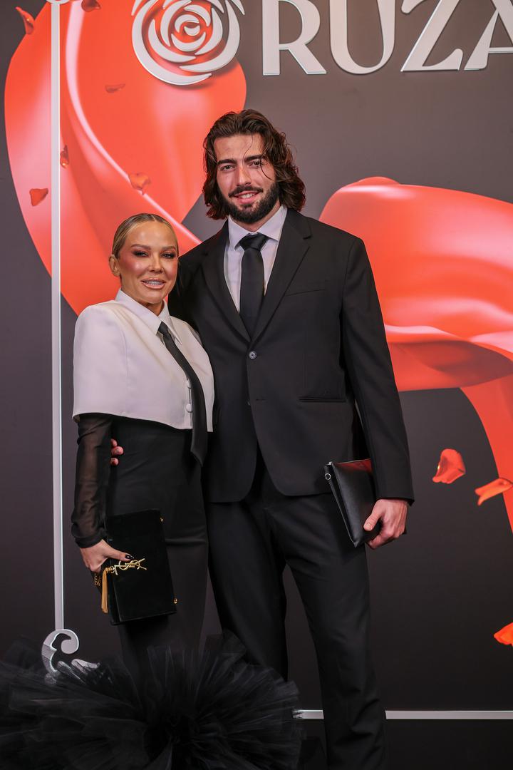 Šime, 27-godišnji Splićanin, široj je javnosti poznat kao sudionik prošle sezone popularnog reality showa Gospodin Savršeni, a njihovo zajedničko pojavljivanje izazvalo je brojne poglede i komentare. 