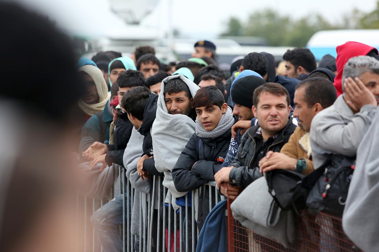 25.09.2015., Opatovac - Tijekom dana u privremeni izbjeglicki kamp u Opatovcu stize stotine izbjeglica. Photo: Davor Kibel/Glas Slavonije/Pixsell