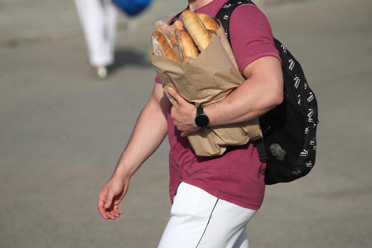 Manji broj turista uživa u sunčanom danu u Korčuli