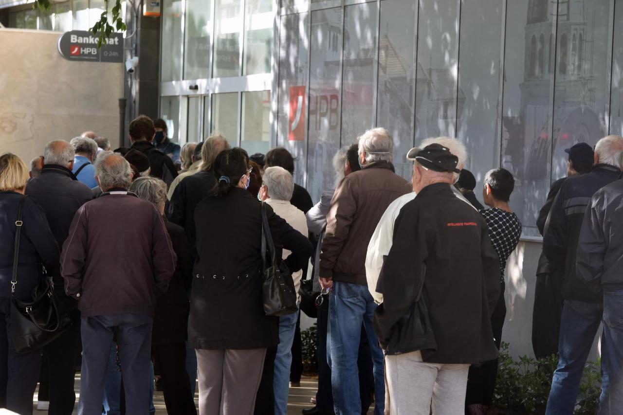 Šibenik: Velike gužve ispred banke zbog isplate mirovina