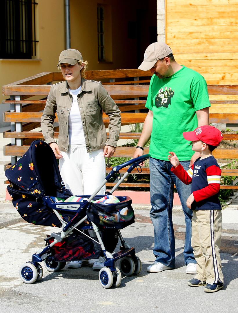 Uršula je s 26 godina stupila u brak s grafičkim dizajnerom Sveborom Laburom. Iz tog braka ima dvoje djece, sina Petra Krešimira i kćer Ewu. Iako su se nakon deset godina braka razveli, Uršula i Svebor su ostali u dobrim odnosima, prvenstveno zbog dobrobiti svoje djece. Ovaj segment njezinog života pokazuje da, unatoč izazovima, obitelj i djeca ostaju prioritet. 