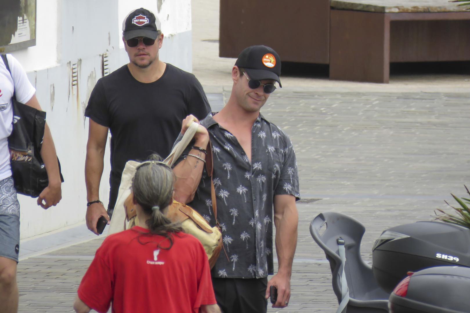  Dok su se ukrcavali na brod, nadali su se da ih znatiželjni  paparazzi neće primijetiti i pokušali su se sakriti ispod šilterica, ali plan im nije uspio.  