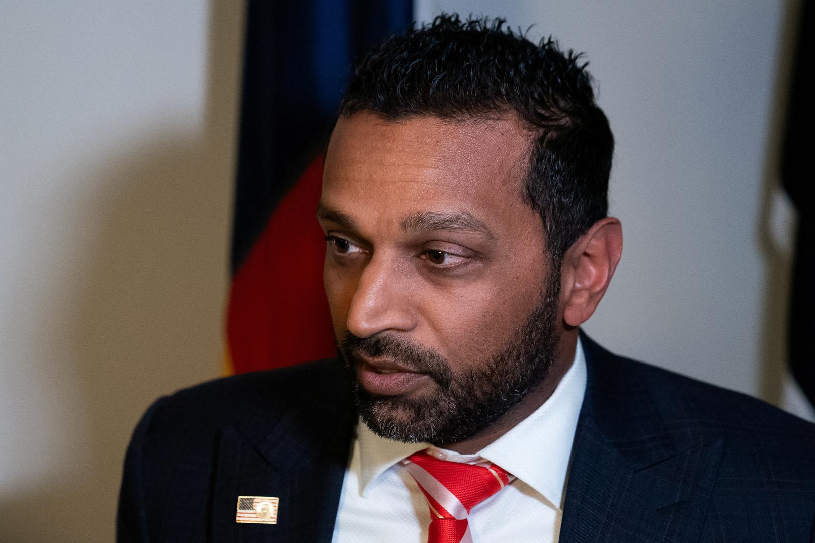 Patel, koji je za Trumpova prvog mandata bio savjetnik čelnika DNI-a i ministra obrane, bio je oštar kritičar saveznog istražnog ureda. Ranije je tražio da mu se oduzme uloga prikupljanja obavještajnih podataka te da se otpuste svi zaposlenici koji odbijaju podržavati Trumpov program.