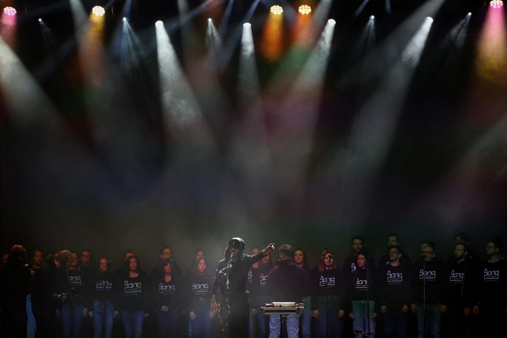"Mnogi milijuni Mađara sutra će glasati za europsku, funkcionalnu, humanu, slobodnu i neovisnu Mađarsku", rekao je na završnom skupu svoje stranke. Više od 10.000 pristaša prisustvovalo je događaju, ispunjavajući glavni trg ispred sveučilišta u drugom najvećem mađarskom gradu i okolne ulice.