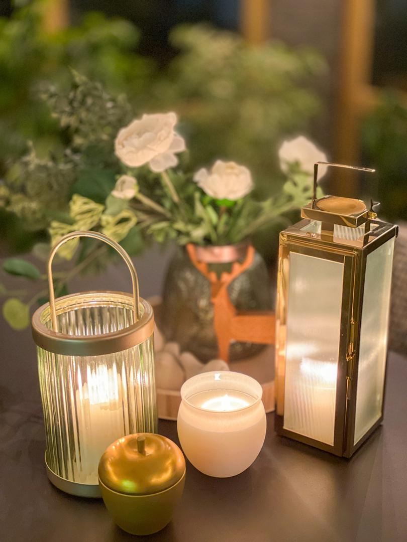 Stakleni lampion s LED žaruljicom: Kućište ovih lampiona je od stakla i metala, bez plastike za jednokratnu upotrebu. Svjetlo je stabilno i otporno na vjetar. Jedan proizvod zamjenjuje desetke lampiona. Odaberite toplo-bijelu temperaturu (2700–3000 K) za mirniji ugođaj i manju svjetlosnu 'agresiju' prema noćnim kukcima.