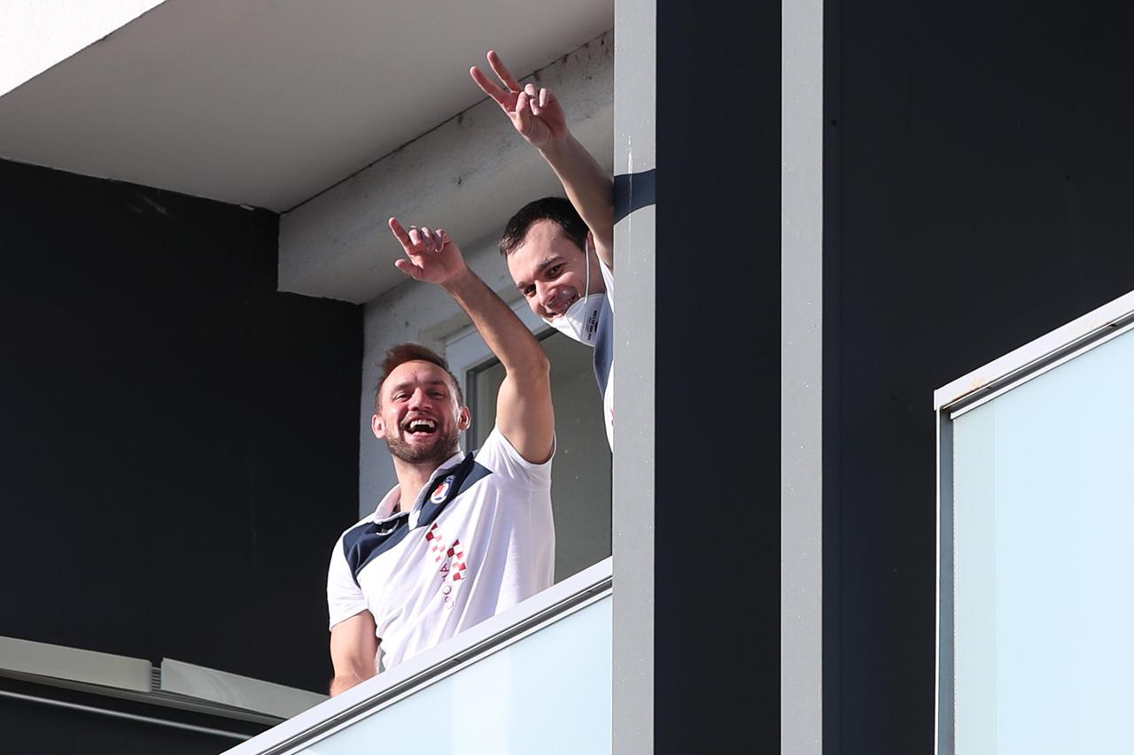 Szeged: Veseli hrvatski rukometaši s balkona hotela pozdravili fotoreportera