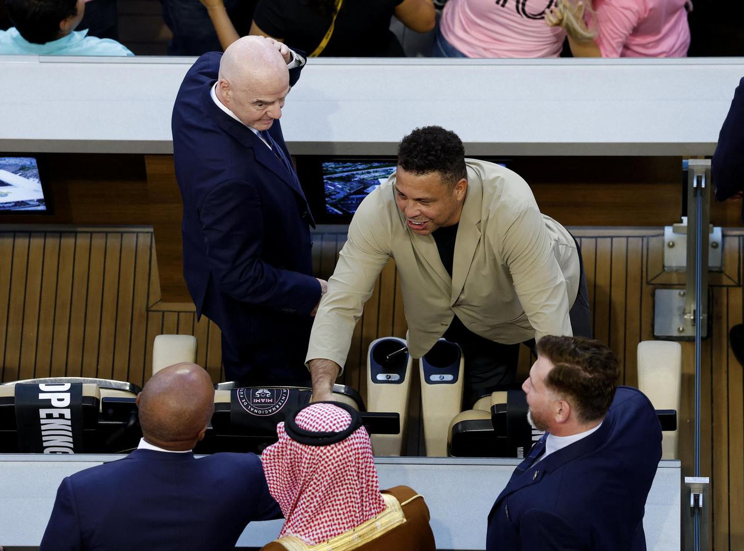 Nakon gotovo tri godine pauze zbog stravičnih ozljeda, vratio se 2002. na najveću pozornicu i odveo Brazil do petog naslova svjetskog prvaka. S osam golova, uključujući dva u finalu protiv Njemačke, osvojio je Zlatnu kopačku i treći put bio proglašen najboljim igračem svijeta. 