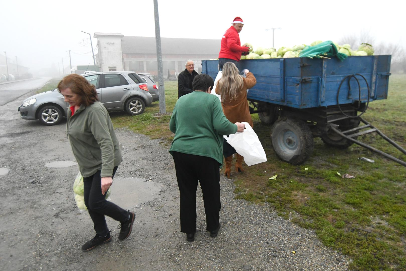 Stoga je danas sa dvije prepune prikolice došao pred Općinu Berek i dijelio kupus ljudima. 