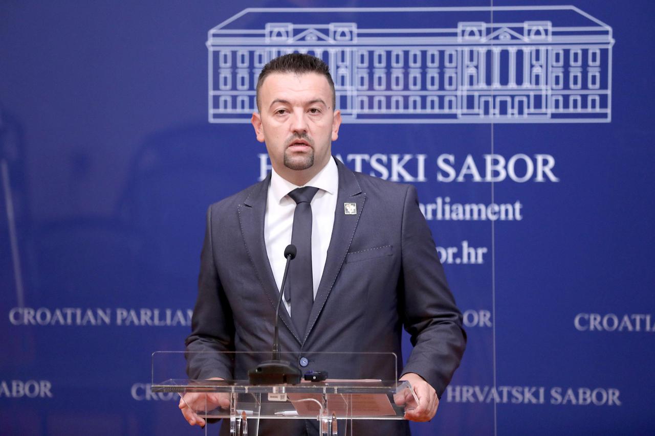 Zagreb: Zastupnik Marijan Pavliček obratio se medijima