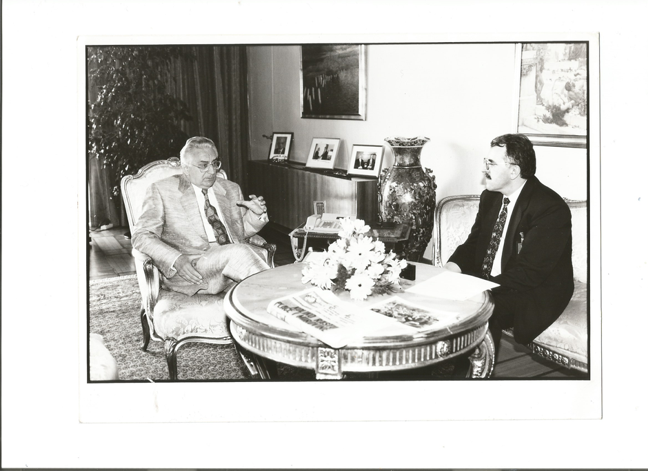 Branko Tuđen, tadašnji glavnik urednik Večernjeg lista, kod predsjednika Franje Tuđmana u Predsjedničkim dvorima 1994. godine