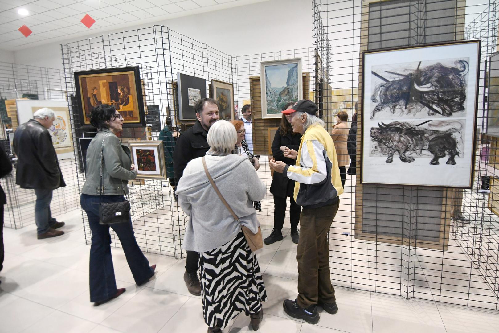 Vlasnik zbirke objasnio je i razlog zbog kojeg je događaj priređen baš u koprivničkoj poslovnoj zoni, preciznije u bivšem autosalonu, a ne u galerijskom prostoru. “Namjera je demokratizacija umjetnosti koja se očituje kroz nastup u ovakvim prostorima koji su javni, otvoreni, nekonvencionalni, s principom koji od početka zastupamo. To znači da umjetnost mora biti prisutna svuda i mora biti dostupna svima“, poručio je Špoljar

