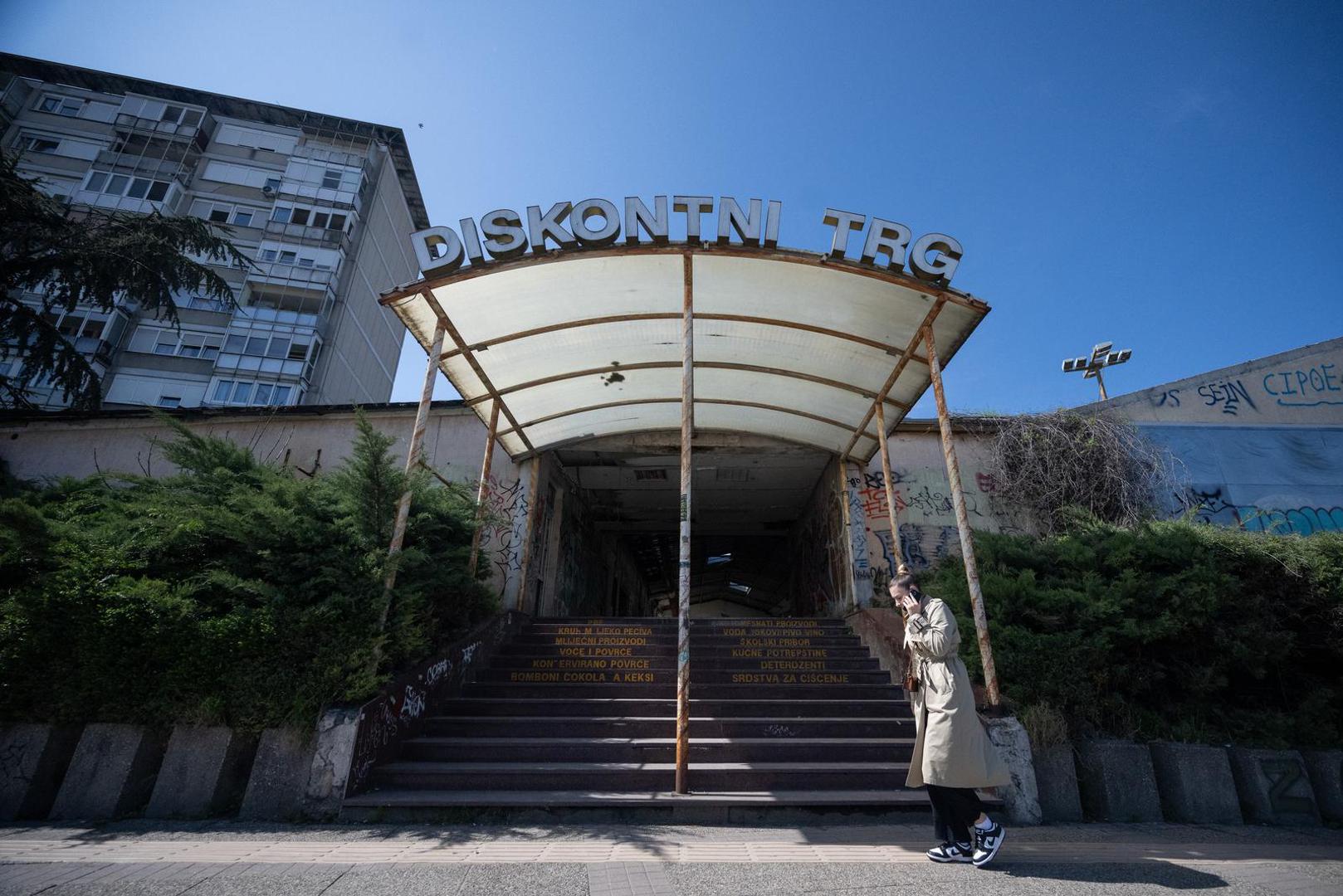 Iz zgrade je još prije više od desetljeća ukradeno sve što bi moglo iole biti vrijedno, a ostalo je samo smeće i grafiti.