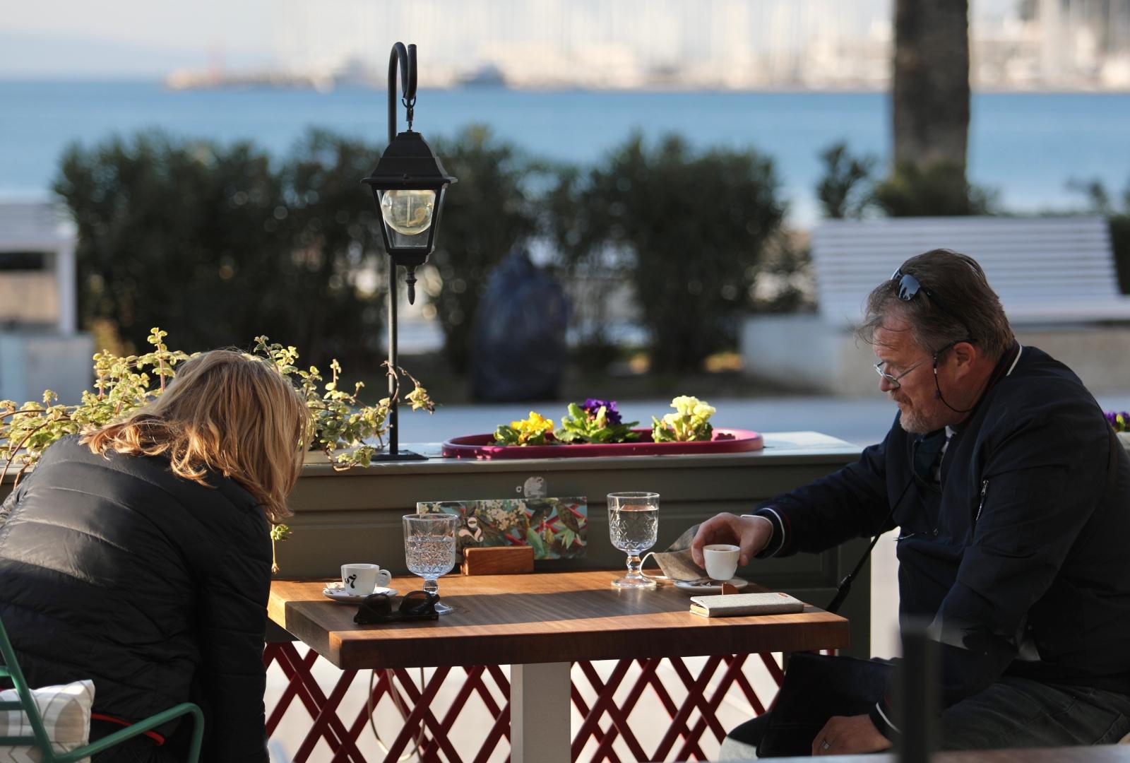 Moraju se ukloniti pregrade na terasama kako bi strujao zrak. Stolovi moraju biti udaljeni tri metra kako bi se osigurao razmak među gostima za različitim stolovima od minimalno metar i pol. 